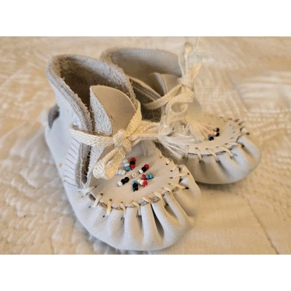 Minnetonka Beaded White Leather Moccasins Infant Size 1 Deer Foot Infant Shoes